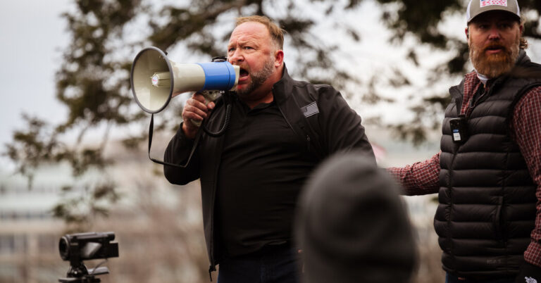 Alex Jones Reaches Out to Justice Dept. About Jan. 6 Interview