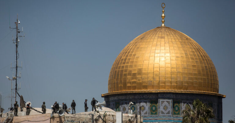 Israeli Police Stop Muslim Worshipers From Entering Holy Site