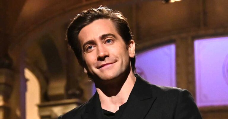 Jake Gyllenhaal Parodies Céline Dion Song in SNL Return