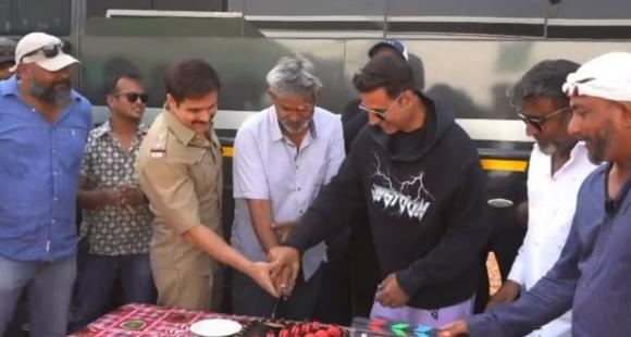 Selfiee: Akshay Kumar cuts a cake with Emraan Hashmi & crew member as he wraps up Bhopal schedule