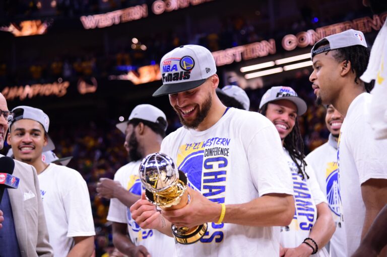 Stephen Curry Named the First-Ever Magic Johnson Trophy