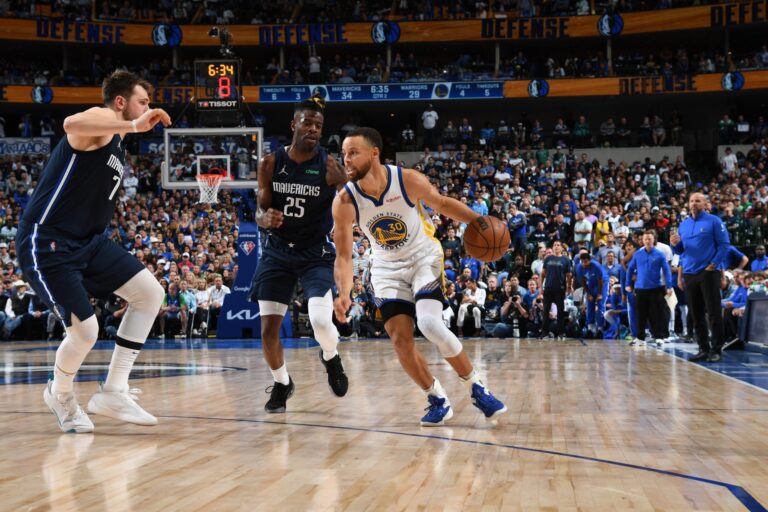 Stephen Curry Scores 31 to Lead Warriors to 109-100 Win Over the Mavs
