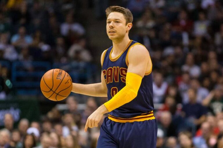 Matthew Dellavedova works out with the Kings