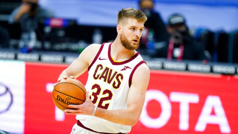 Dean Wade agrees to an extension with the Cavaliers