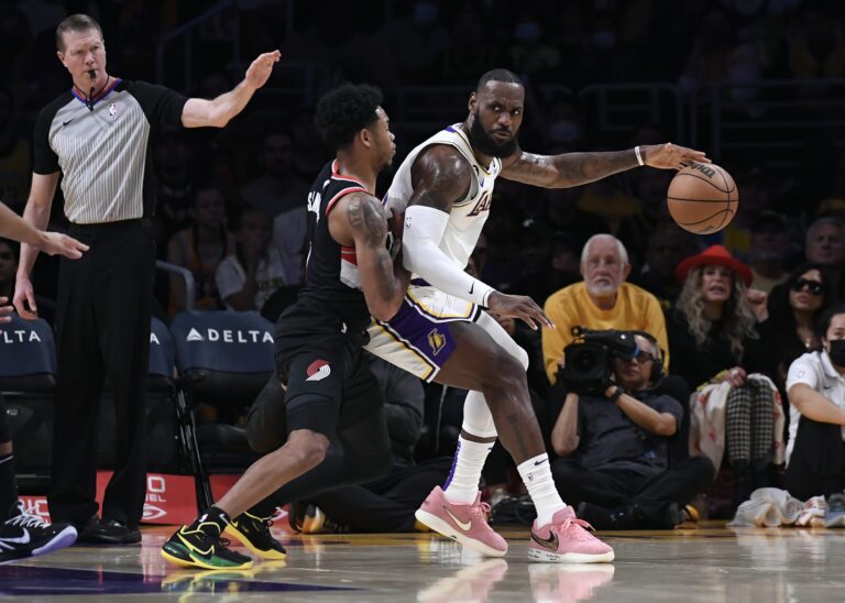 LeBron James Likes Lakers ‘Competing and Defending’ Amid 0-3 Start