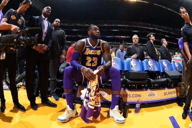 Lakers upgrade LeBron James’ status for tonight vs Spurs