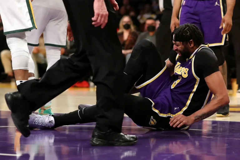 Report: Anthony Davis to be re-evaluated by Lakers in two weeks regarding foot injury