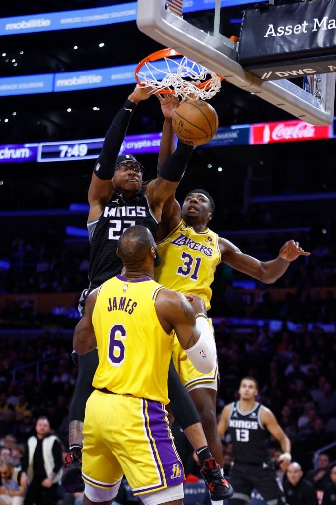 Mike Brown applauds Richaun Holmes’ effort vs. Lakers