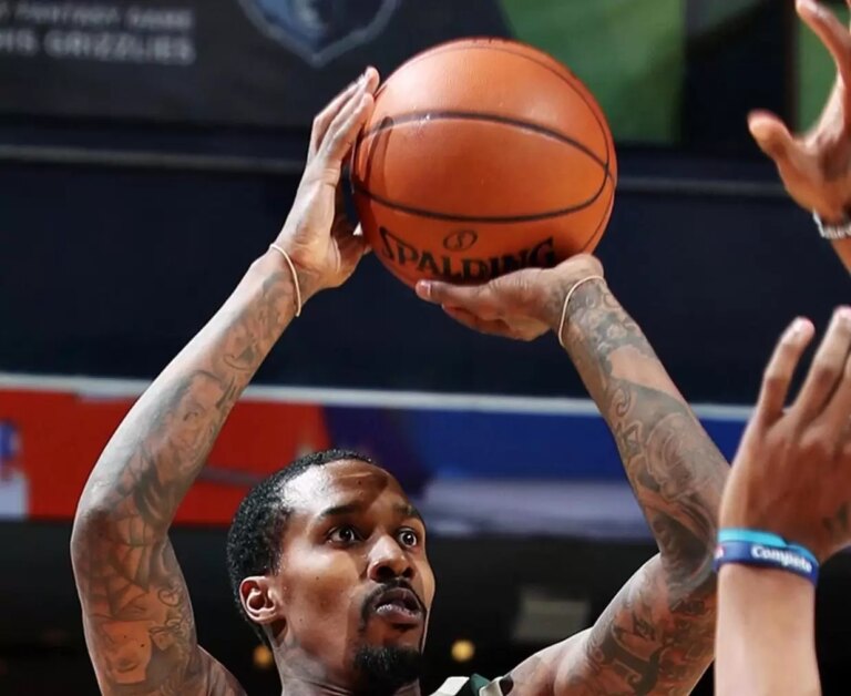 Brandon Jennings gives offensive advice to young hoopers: “1 dribble and get to it!!!”