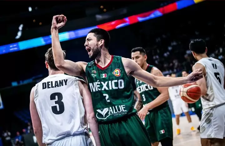 Mexico blows past NZ, takes 1st WC win