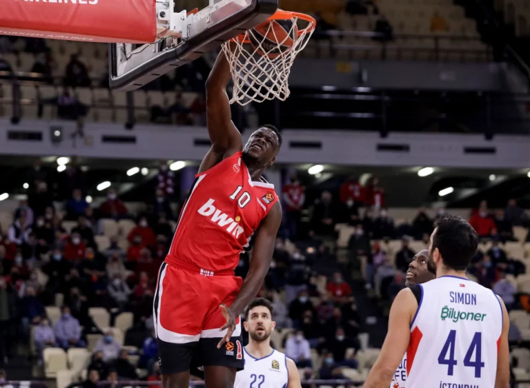 Baskonia survives Olympiacos’ comeback for a crucial win in Piraeus