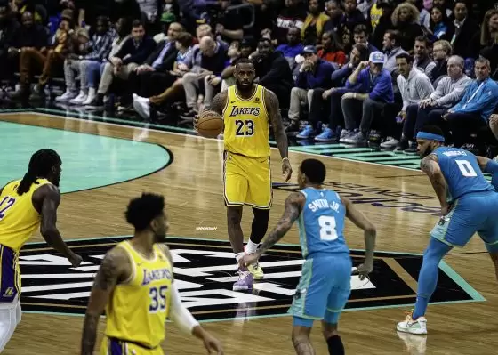 LeBron plans 2 more seasons; Lakers eye Bronny draft