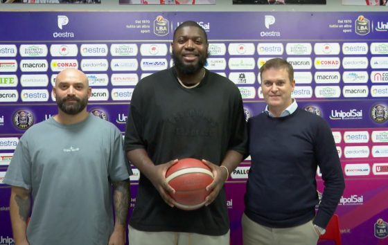 Eric Paschall tears his jersey in debut with Pistoia in Italy