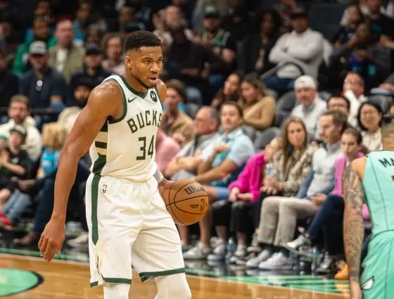 Giannis Antetokounmpo scratched vs. Miami due to knee swelling